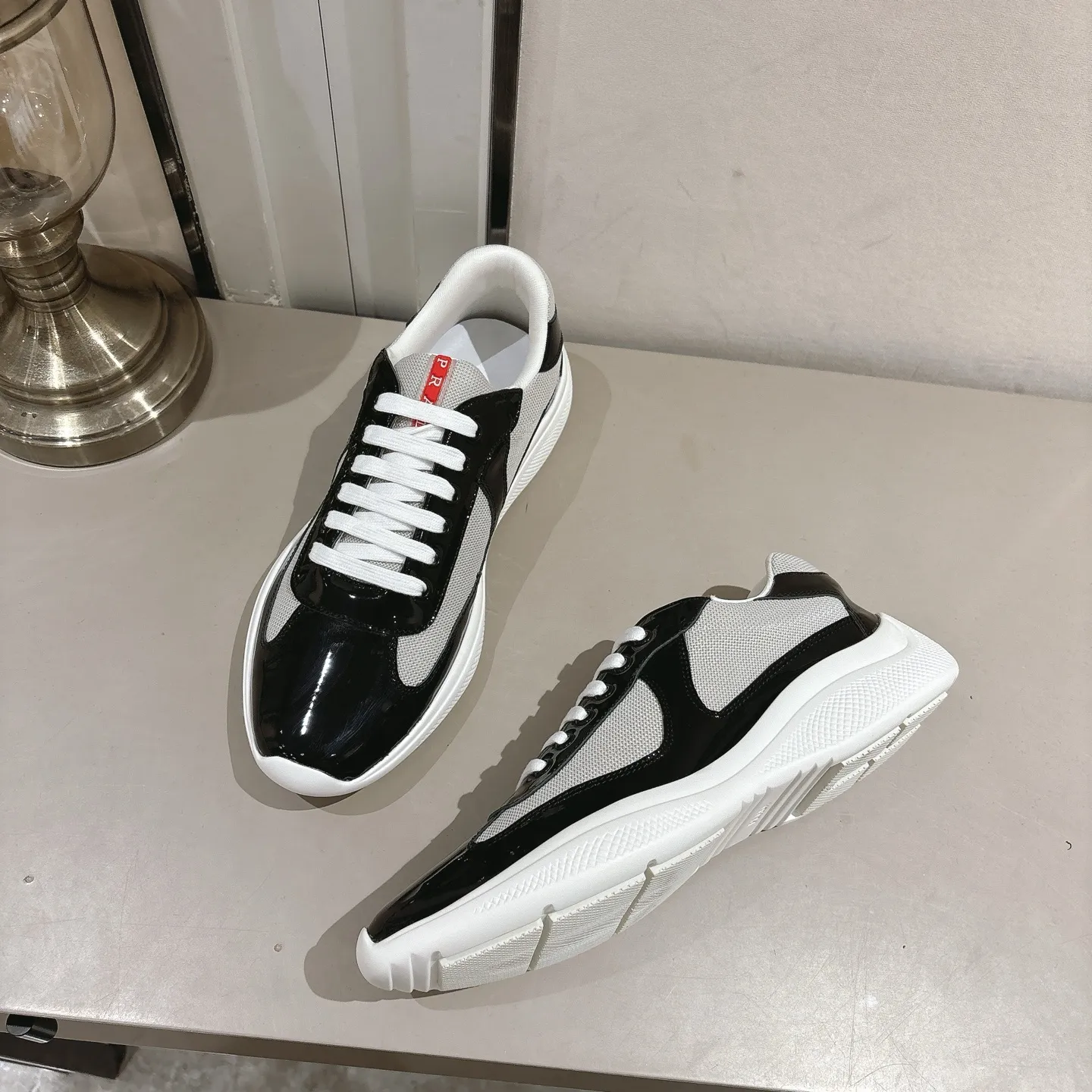 👟👟Ex-factory price 520👟👟 (Top version) Prada casual sports shoes, fashionable thick-soled casual loafers, unique taste, loved by everyone and easy to control, popular every year. There is also a versatile classic shoe last, which is enough to conquer you, wear it, increase the height and casualness, simple and handsome on the feet. The fabric is imported patent leather, the inner foot pad is soft and delicate, and the breathable mesh fabric is comfortable, ip Foam mold anti-slip lightweight outsole